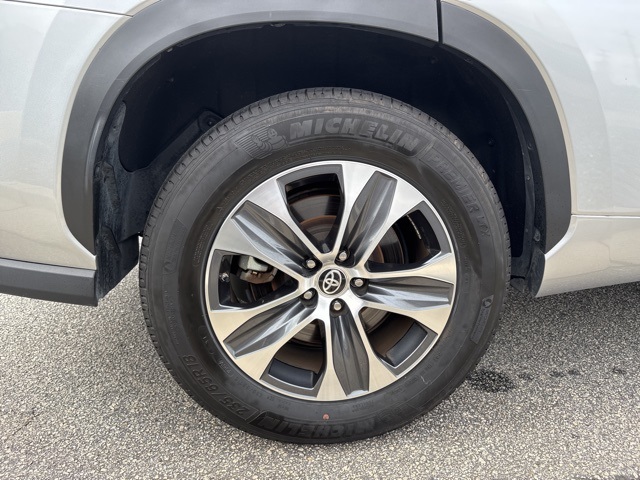 2024 Toyota Highlander LE photo 8