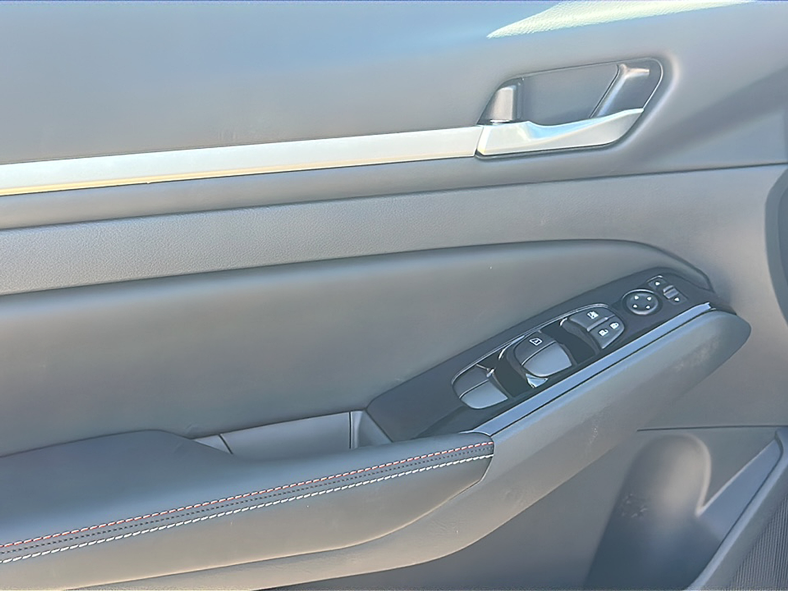 2025 Nissan Altima SR photo 4