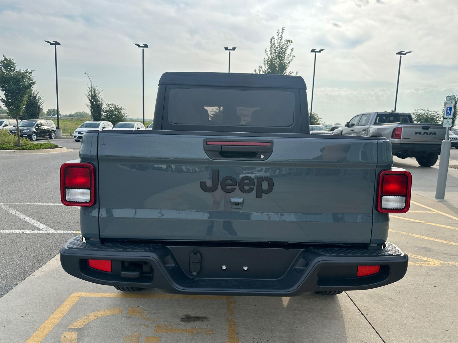 2025 Jeep Gladiator Sport S photo 3