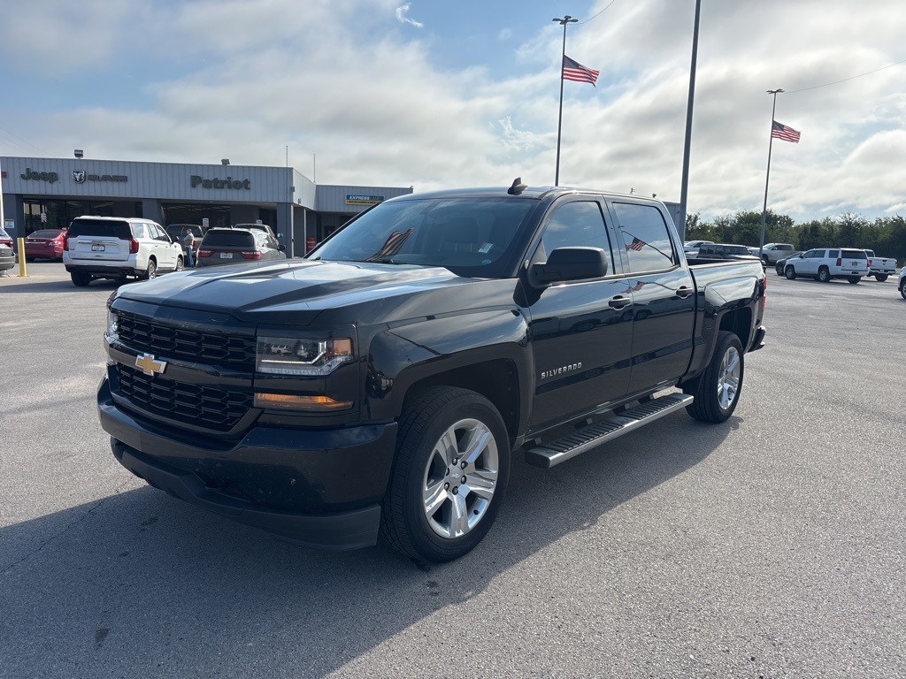 2018 Chevrolet Silverado 1500 Custom photo 2