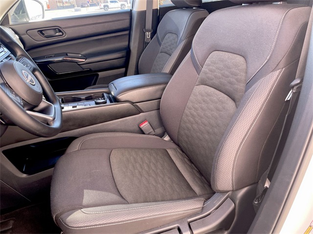 2024 Nissan Pathfinder S photo 2