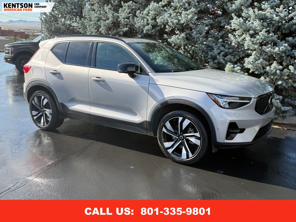 2025 Volvo XC40 Plus photo 9