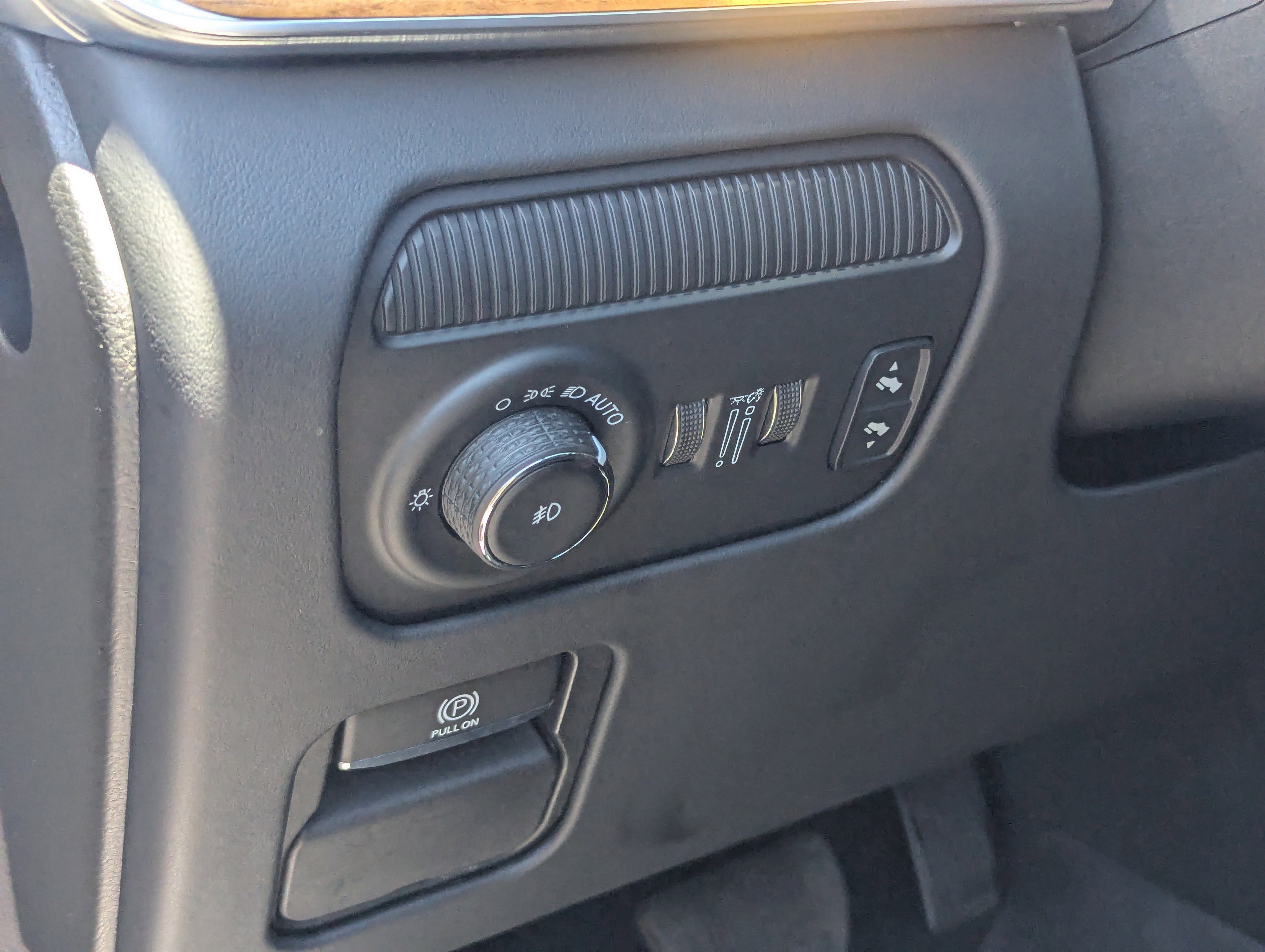 2023 Jeep Grand Wagoneer L III photo 4