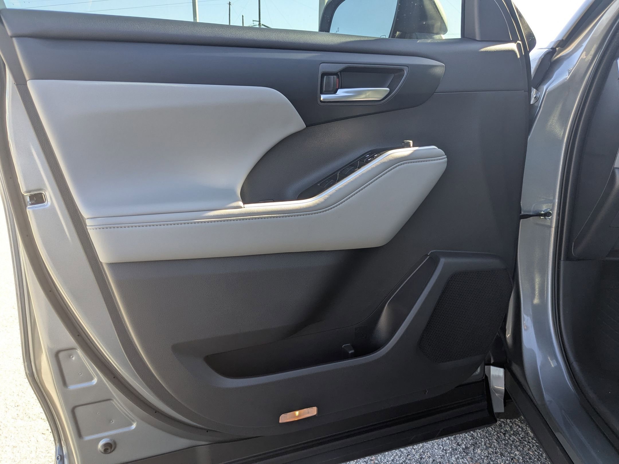 2025 Toyota Highlander XLE photo 8