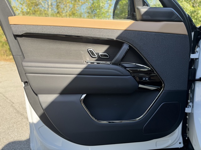 2025 Land Rover Range Rover Sport SE photo 9