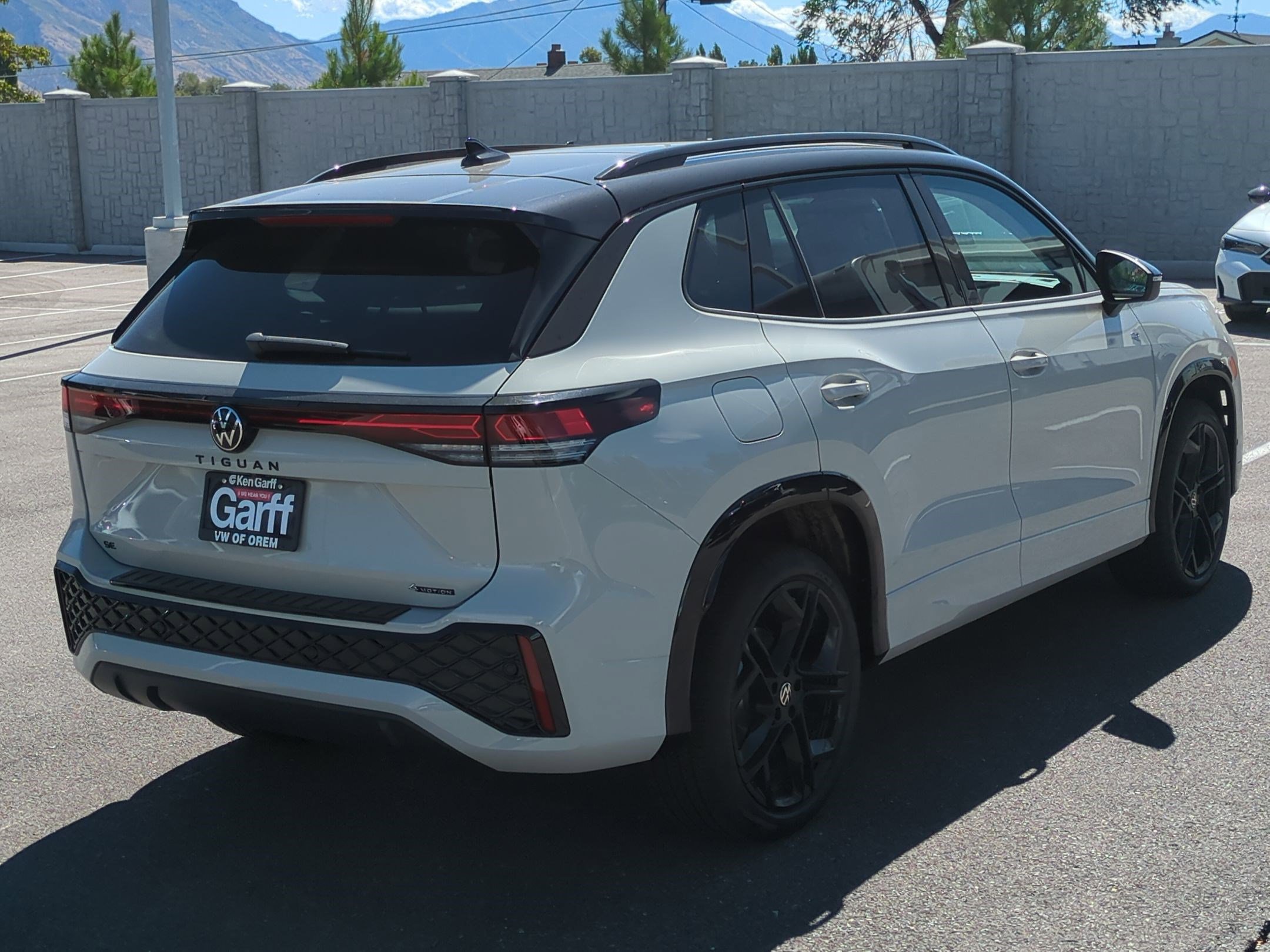 2025 Volkswagen Tiguan SE R-Line Black photo 3