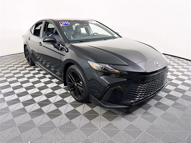 2025 Toyota Camry SE's photo