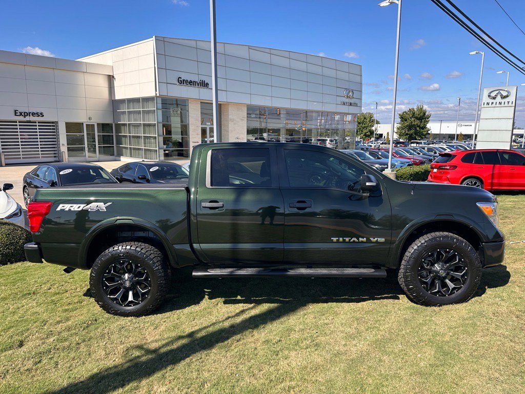 2019 Nissan Titan PRO-4X photo 2