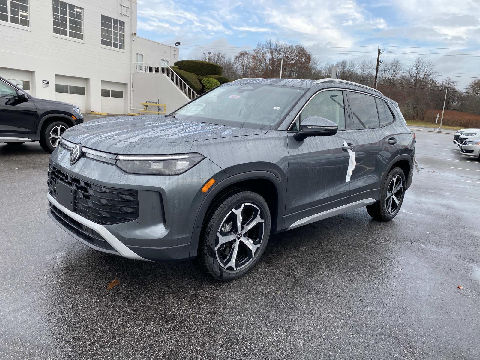 2026 Volkswagen Tiguan SE's photo