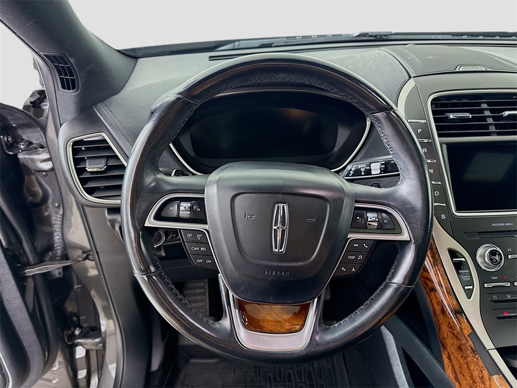 2019 Lincoln Nautilus Select photo 2