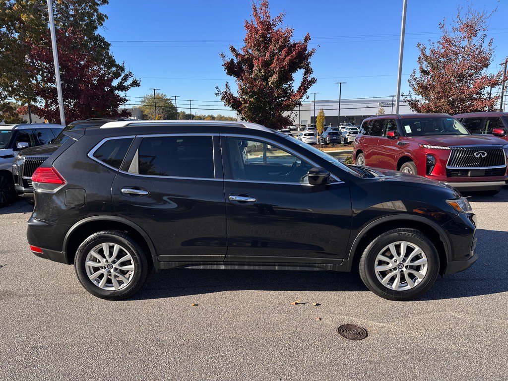 2017 Nissan Rogue SV photo 2