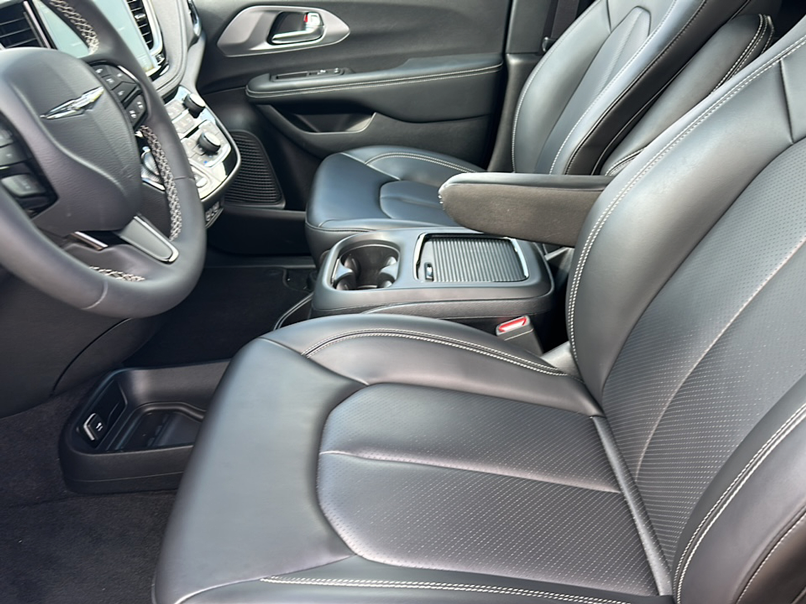 2023 Chrysler Pacifica Touring L photo 2
