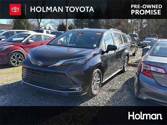 2024 Toyota Sienna XLE's photo