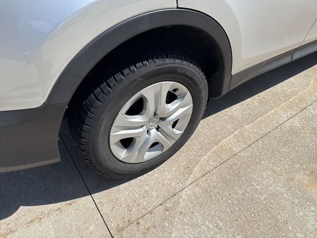 2015 Toyota RAV4 LE photo 15