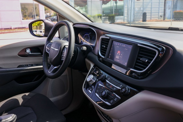 2023 Chrysler Voyager LX photo 17