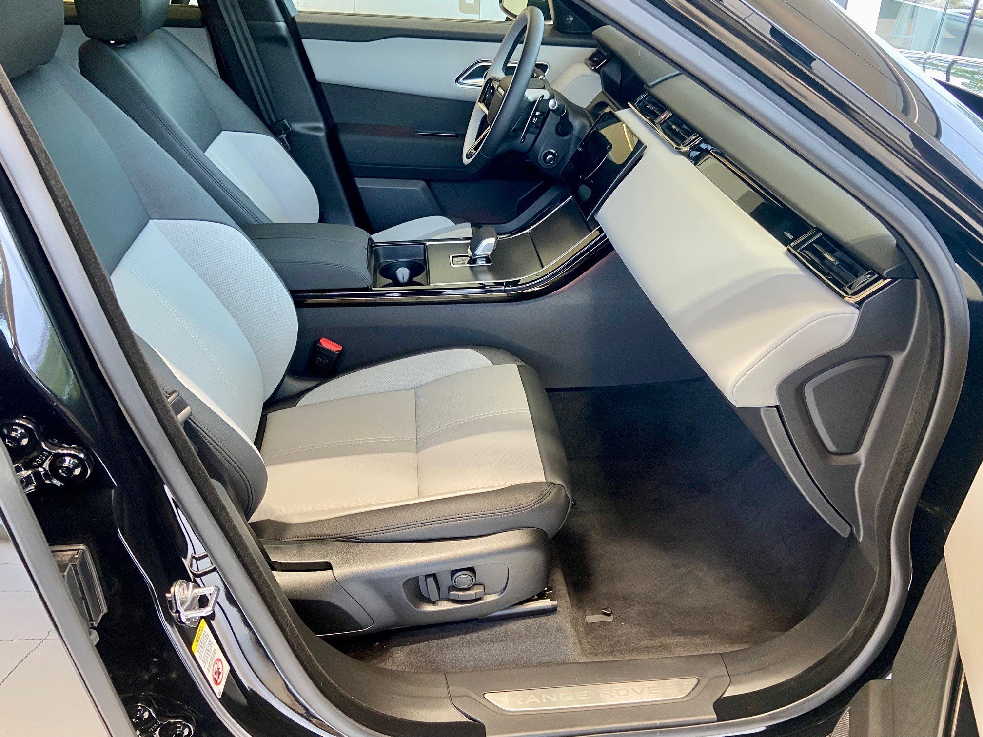 2026 Land Rover Range Rover Velar S photo 3