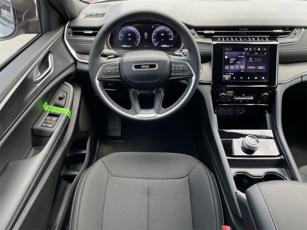 2025 Jeep Grand Cherokee Laredo photo 13