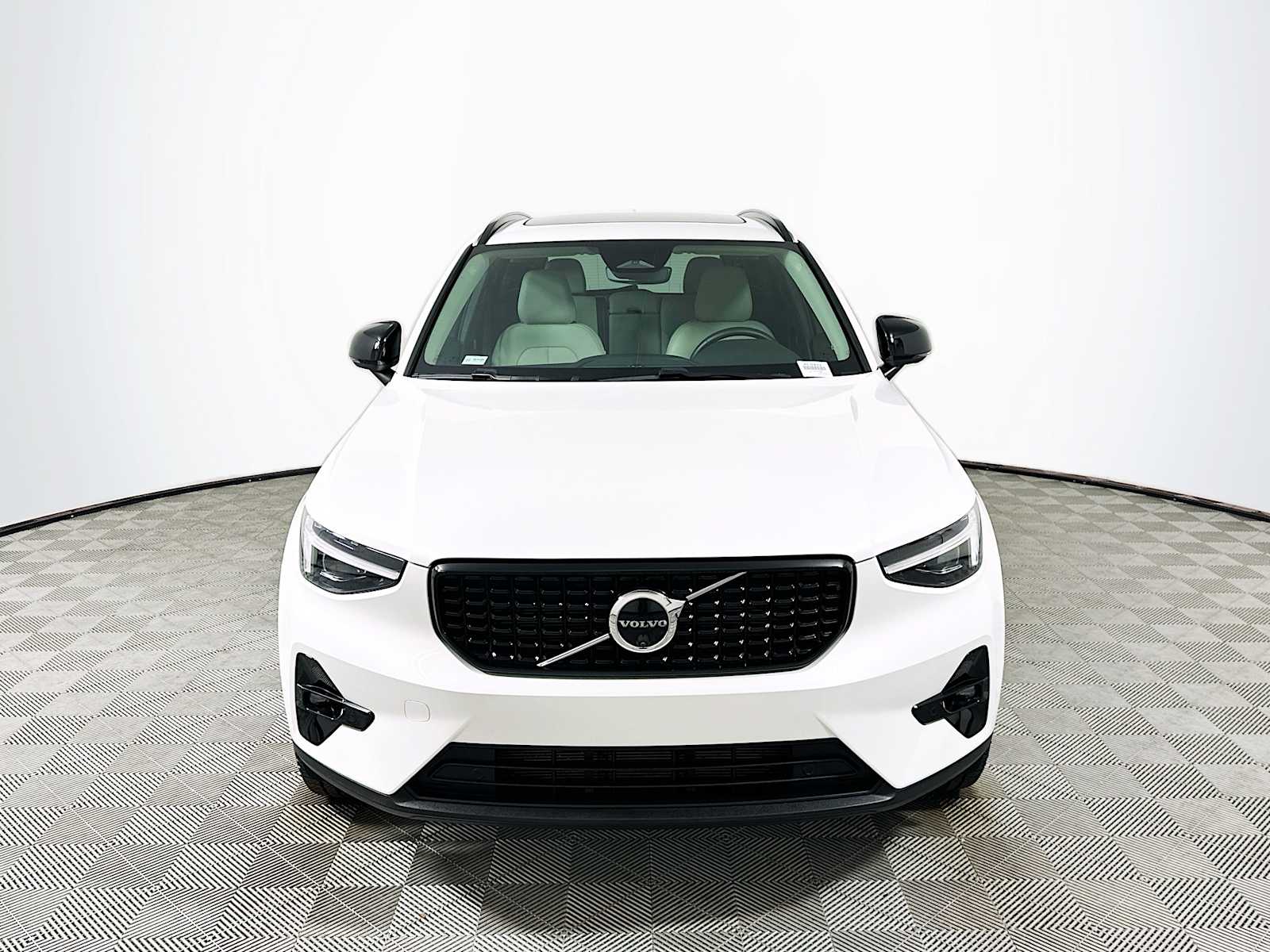2025 Volvo XC40 AWD Plus photo 2