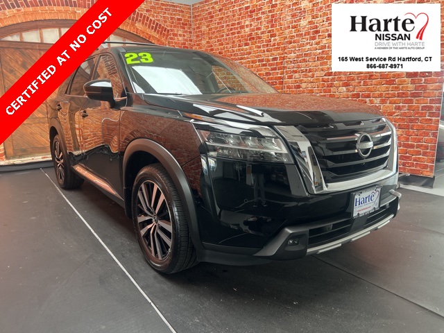 2023 Nissan Pathfinder Platinum's photo