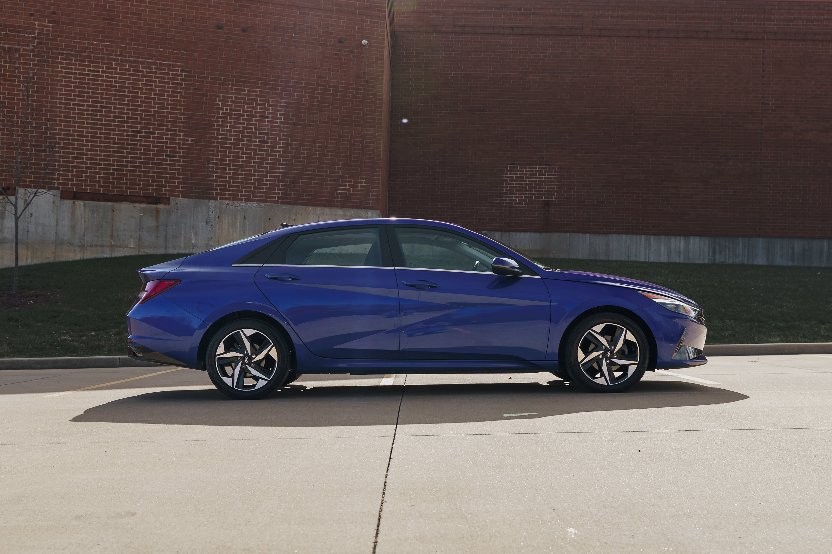 2023 Hyundai Elantra Limited photo 3