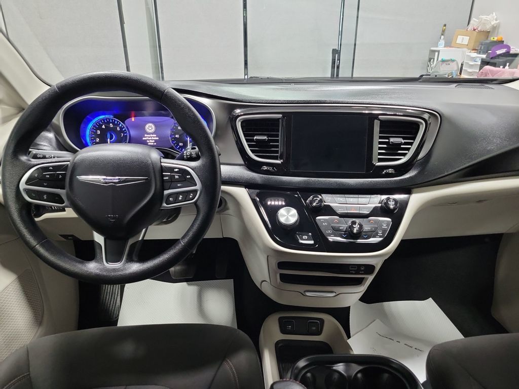 2020 Chrysler Pacifica Touring photo 3