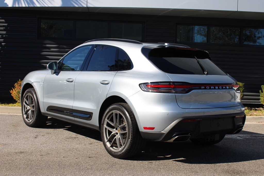2025 Porsche Macan Base photo 3