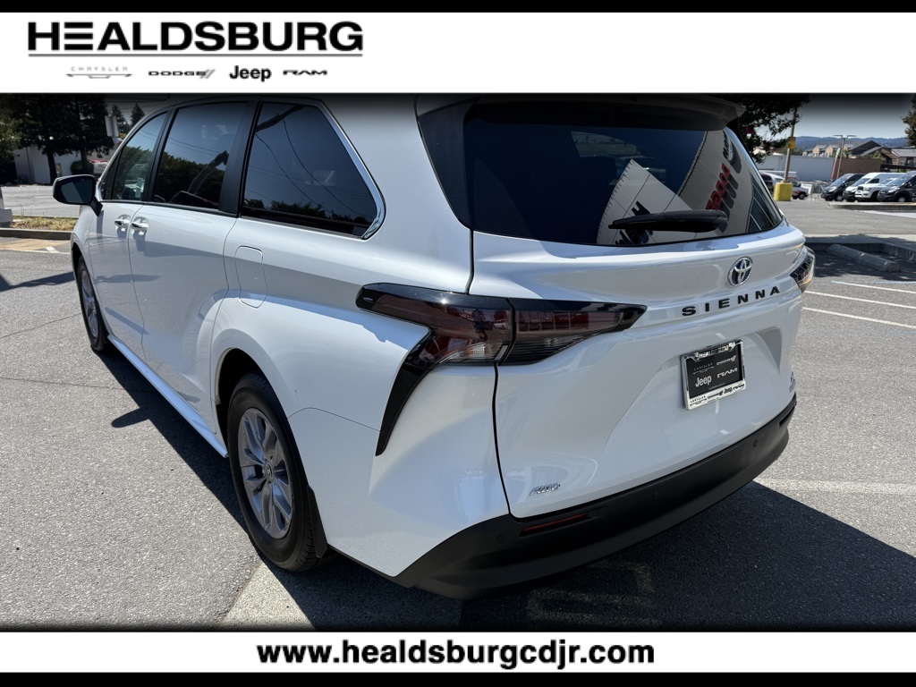 2023 Toyota Sienna XLE photo 3