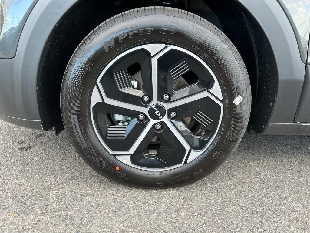 2025 Kia Niro LX photo 11