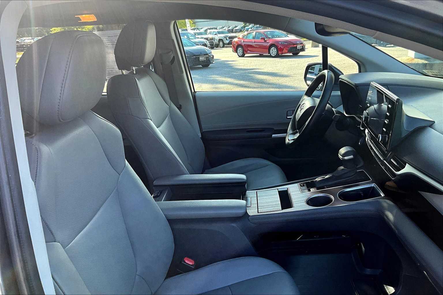 2024 Toyota Sienna XLE photo 8