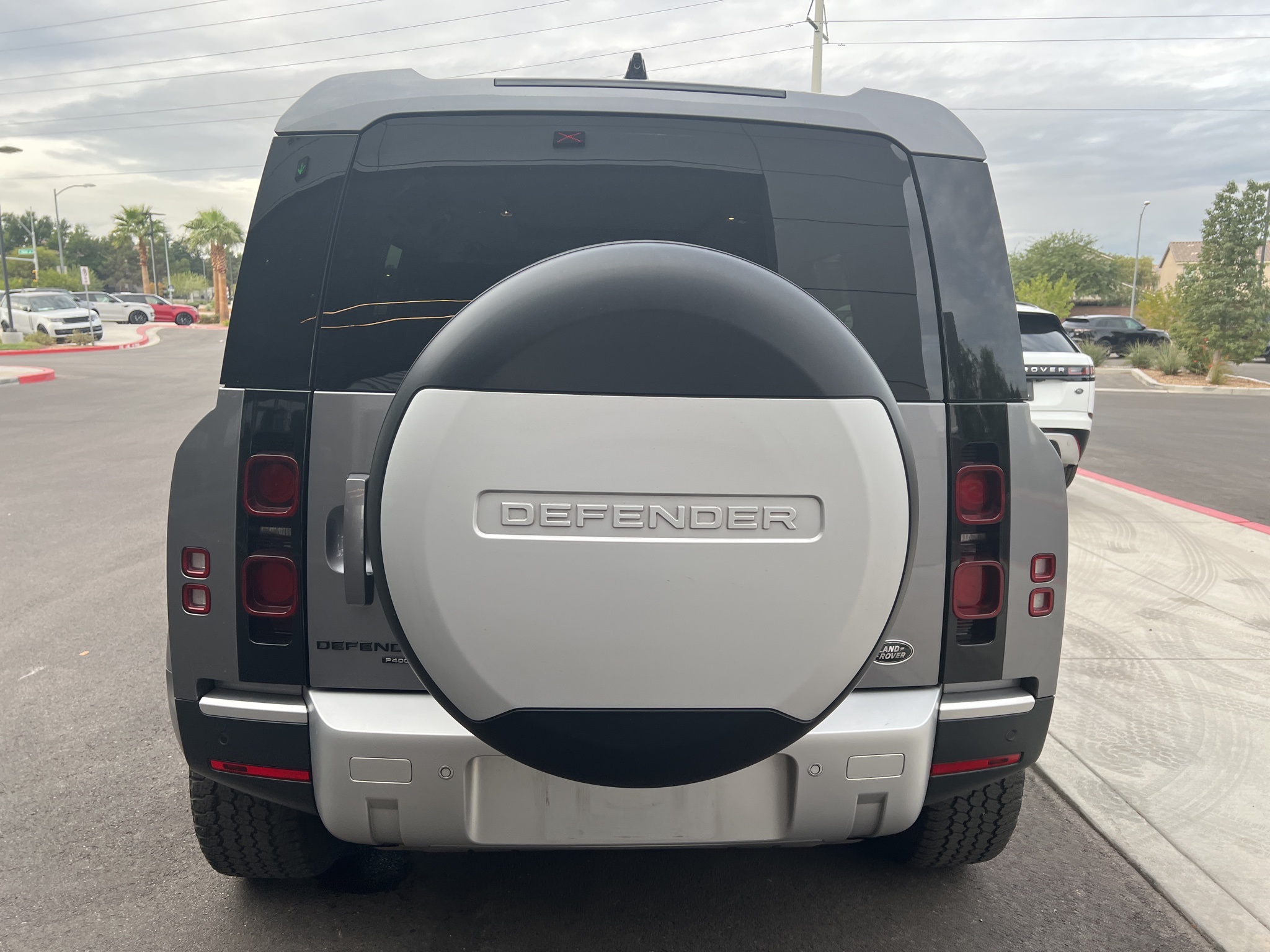 2020 Land Rover Defender 110 HSE photo 3