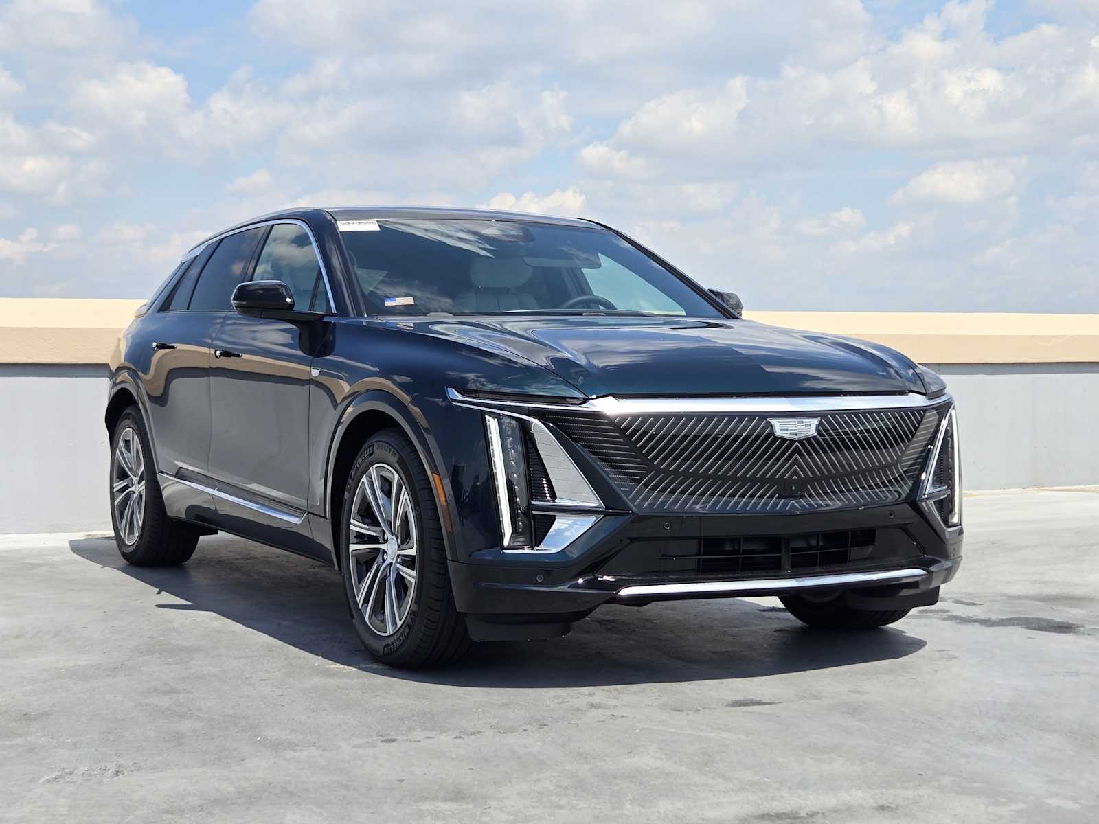 2025 Cadillac Lyriq Luxury photo 2