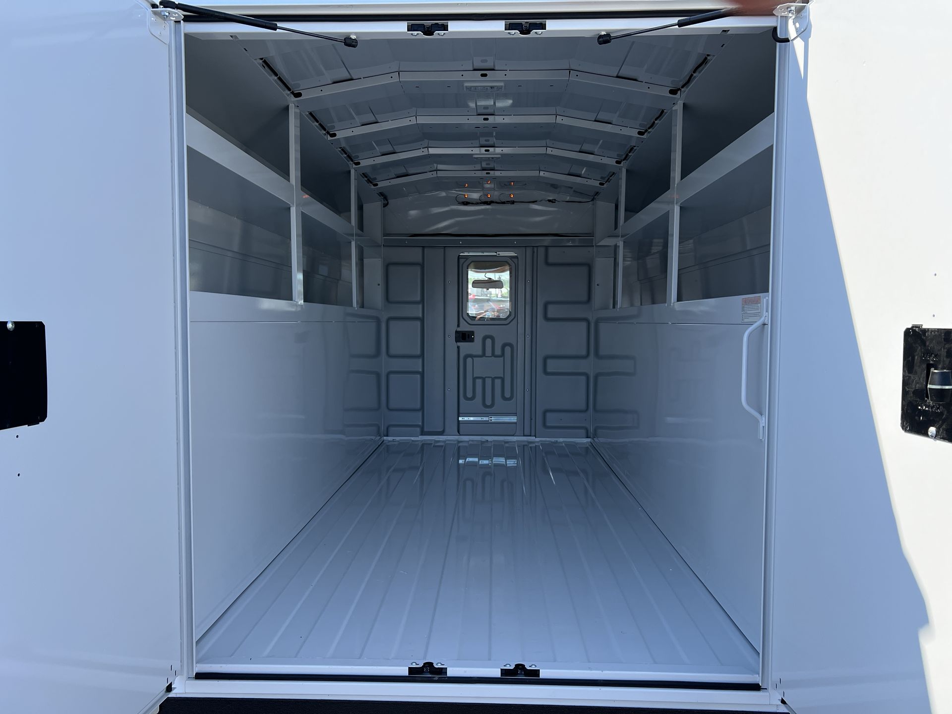 2025 Chevrolet Express Cutaway 3500 photo 3