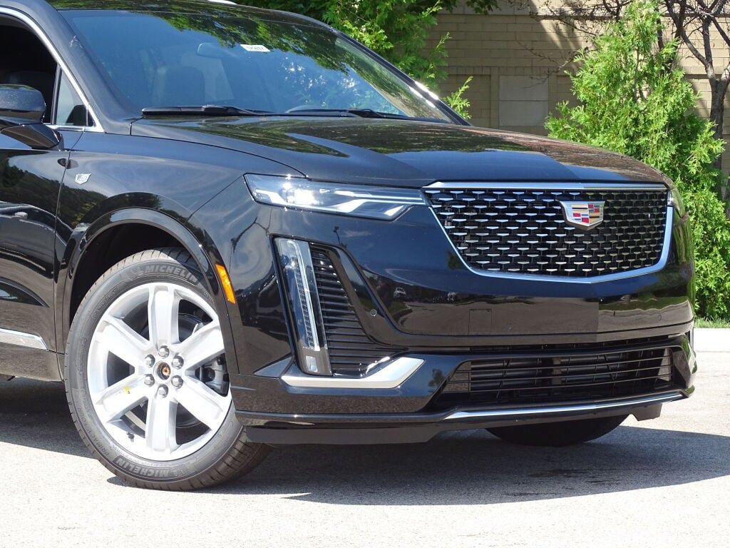 2025 Cadillac XT6 Luxury photo 2