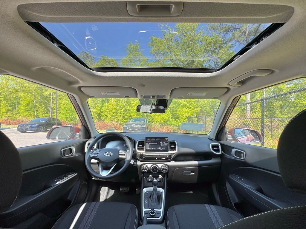 2025 Hyundai Venue SEL photo 4