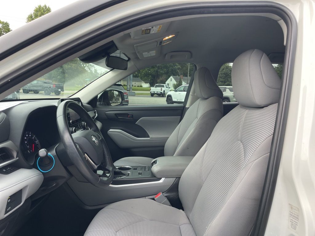 Used 2021 White Toyota LE image 10