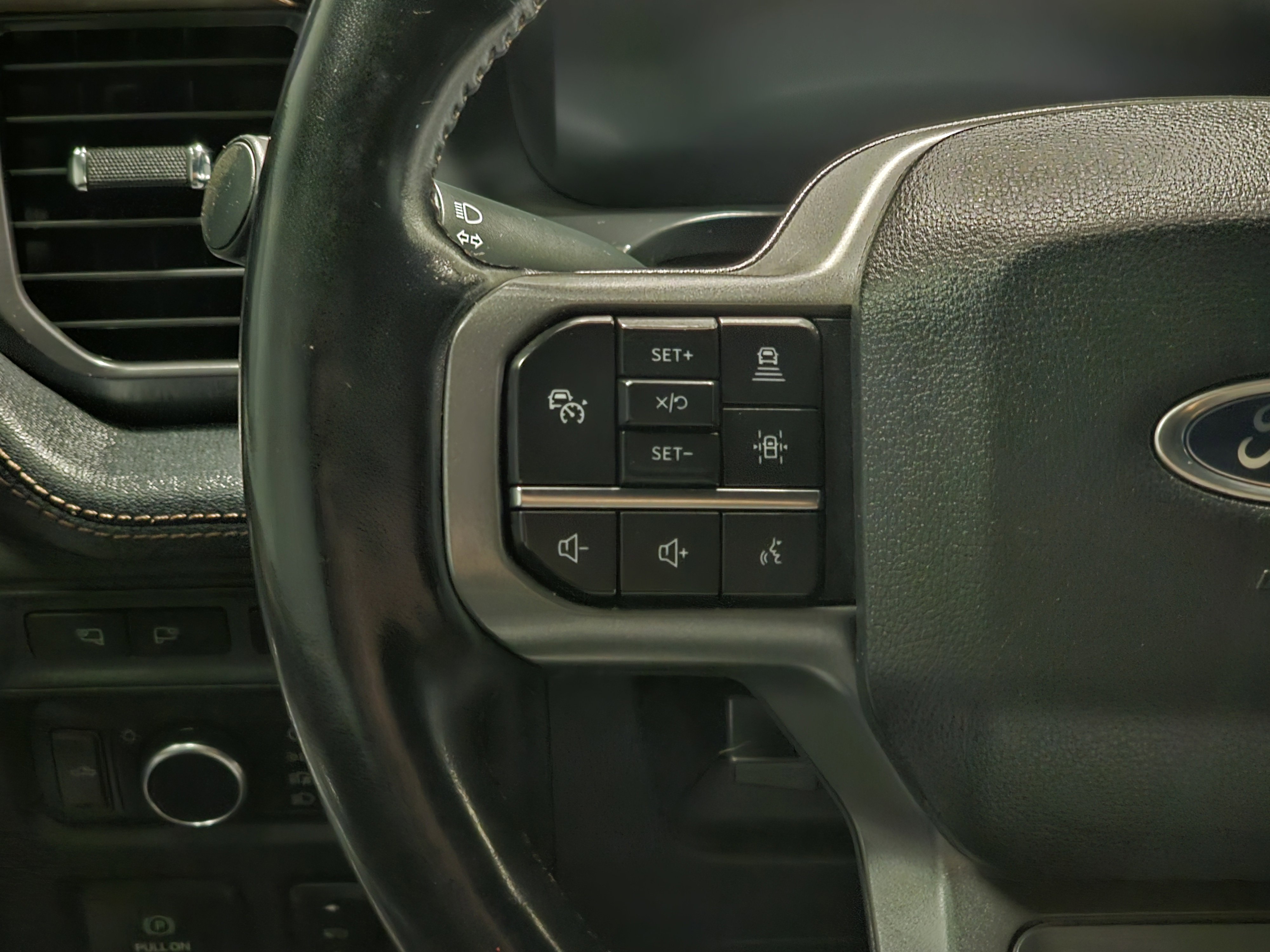 2022 Ford F-150 Lightning Lariat photo 2