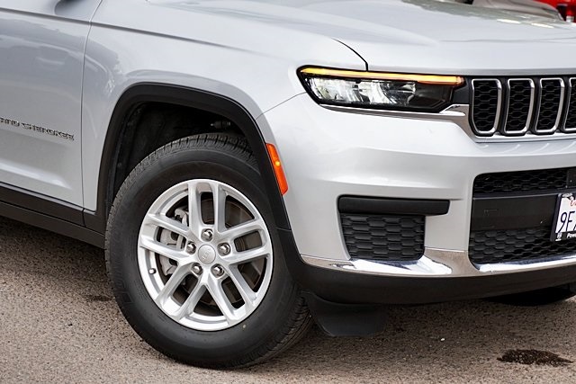 2023 Jeep Grand Cherokee Laredo photo 3