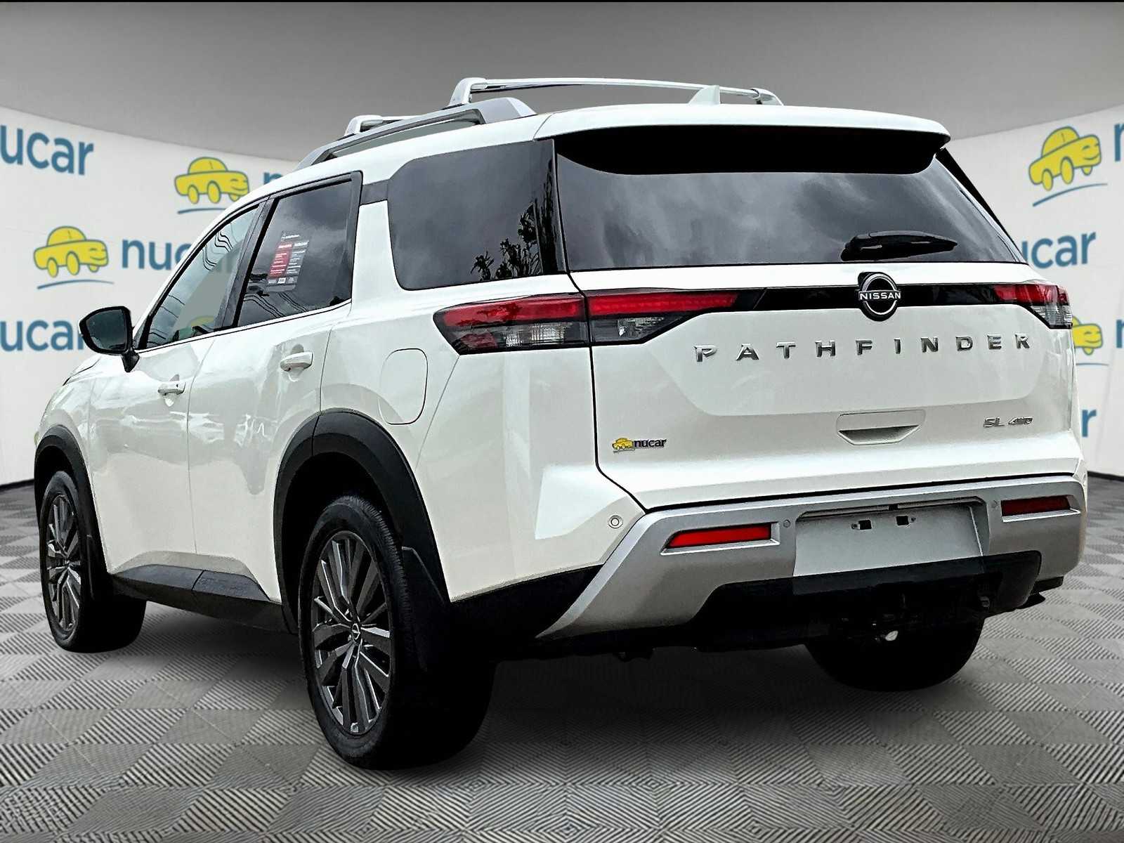 2024 Nissan Pathfinder SL photo 3