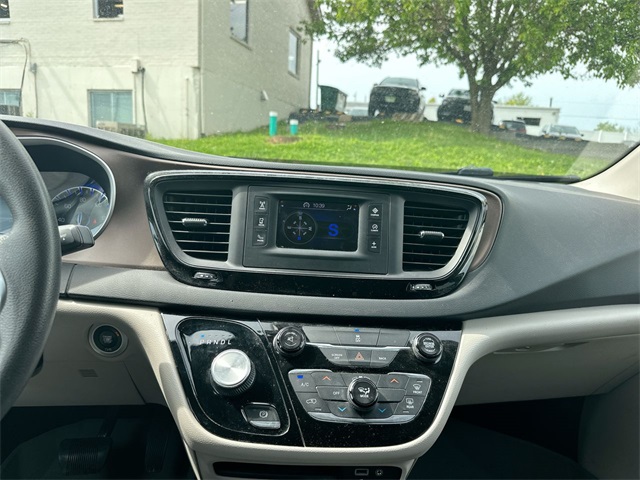 2017 Chrysler Pacifica LX photo 41