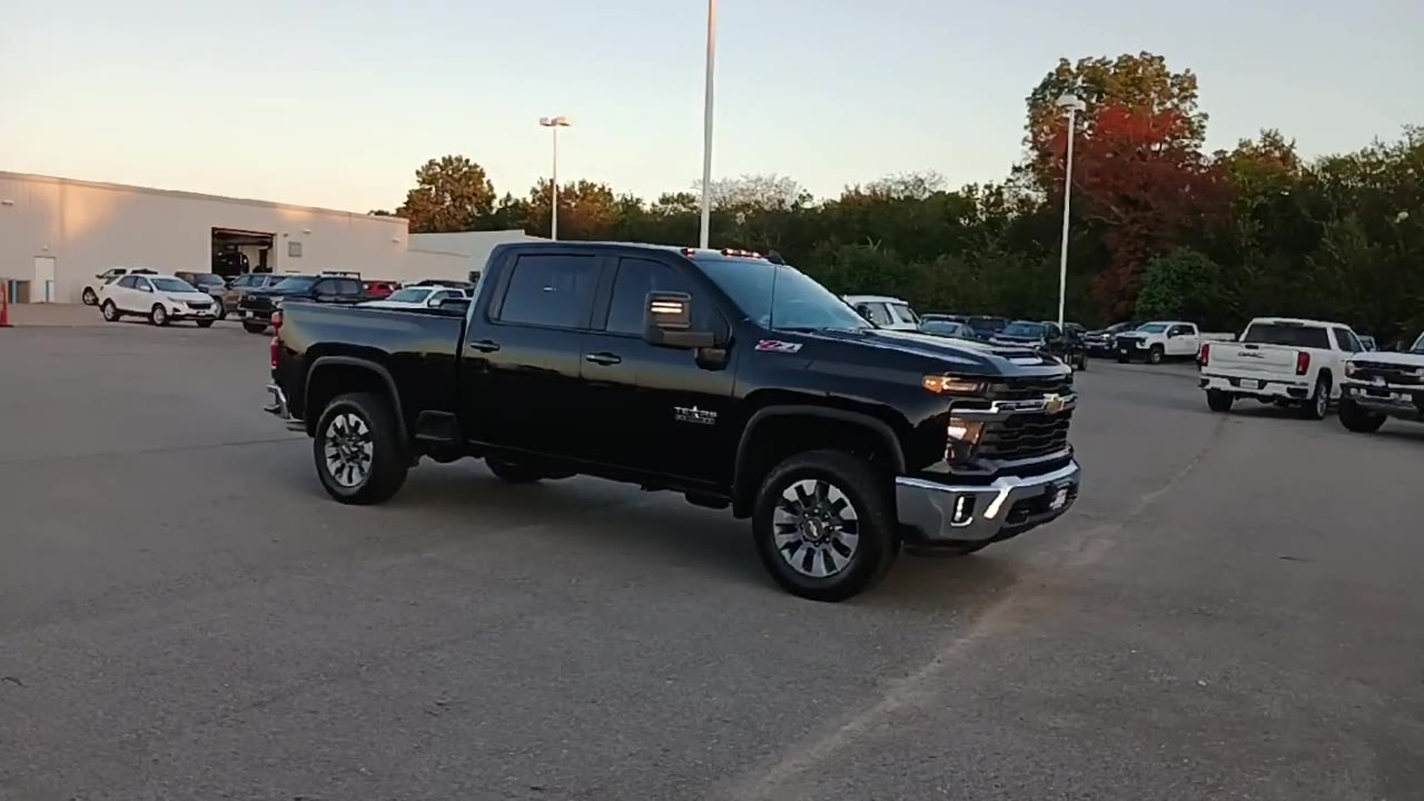 2024 Chevrolet Silverado 2500HD LT photo 2