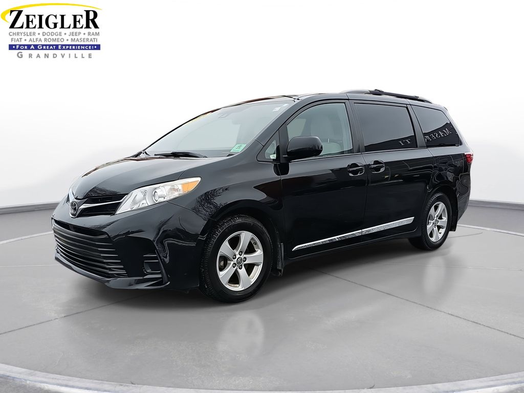 2019 Toyota Sienna LE's photo
