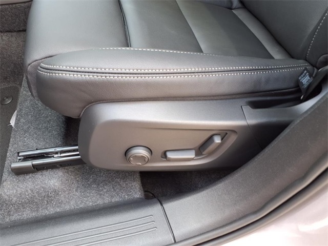 2026 Volvo XC40 Plus photo 7