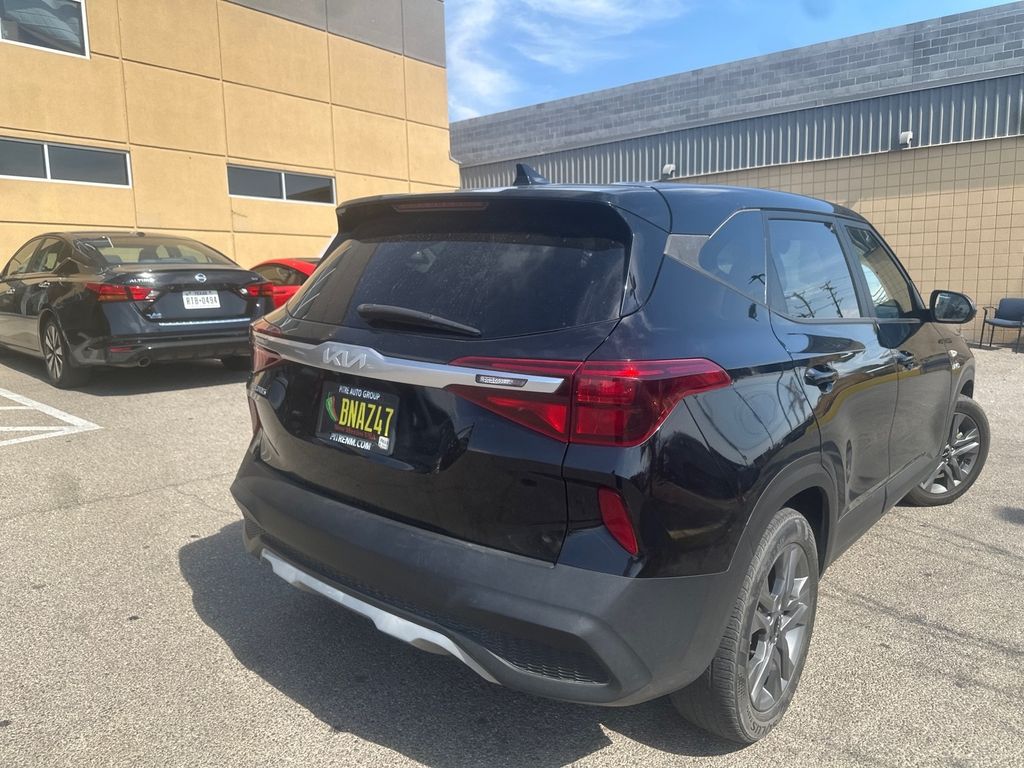 2023 Kia Seltos LX photo 3