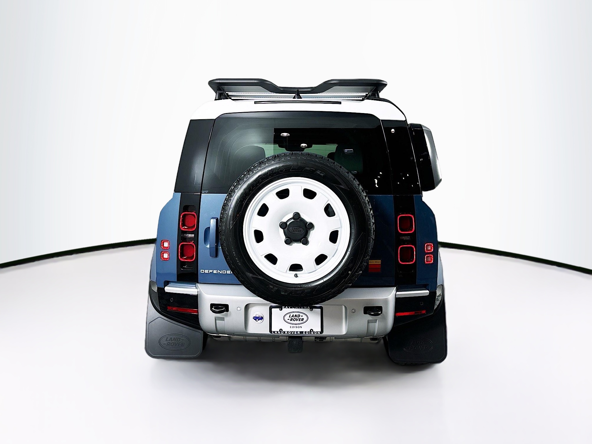 2025 Land Rover Defender 110 S photo 3
