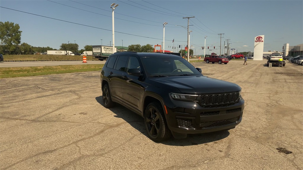 2023 Jeep Grand Cherokee Altitude photo 3