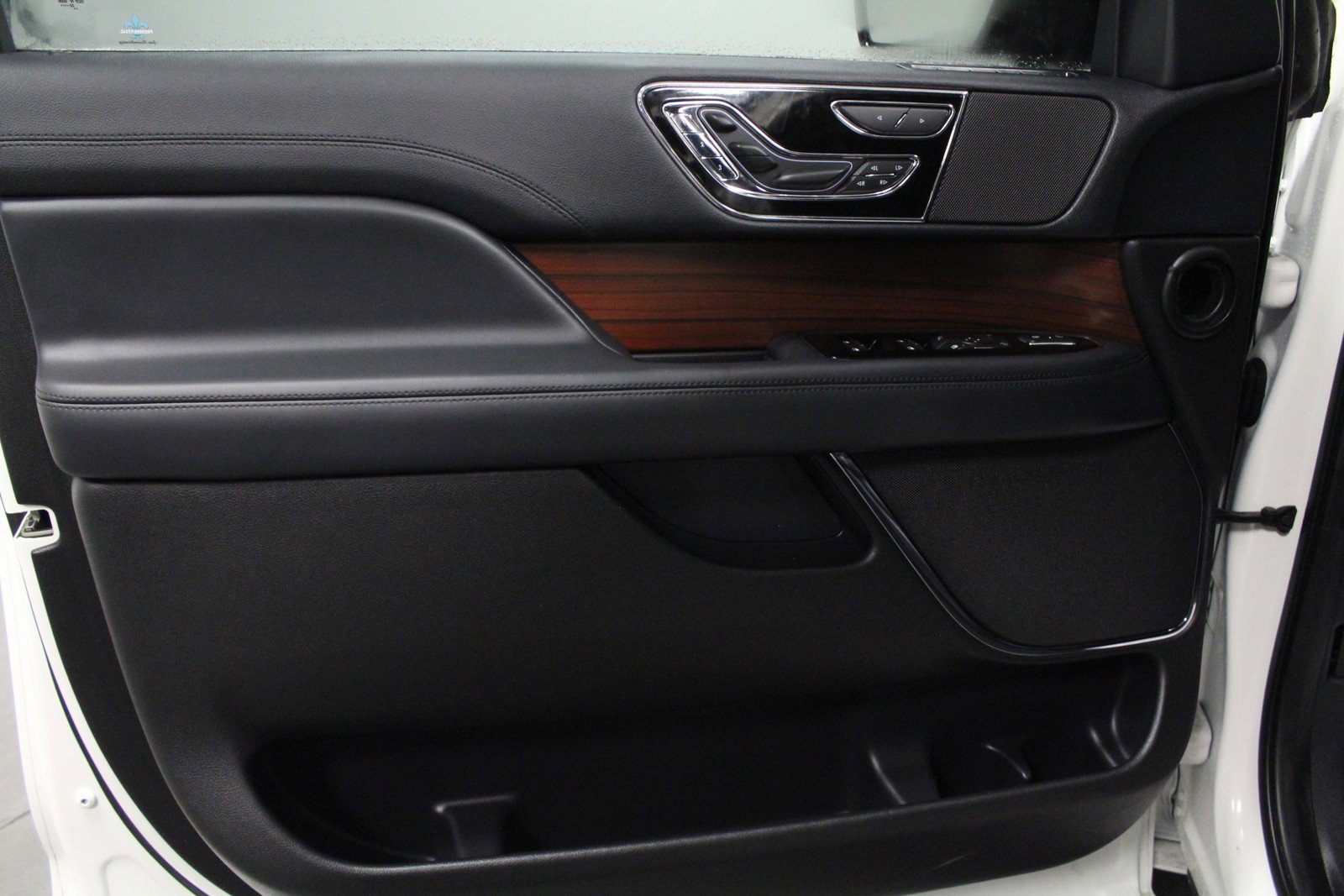 Used 2022 Pristine White Lincoln Reserve image 11