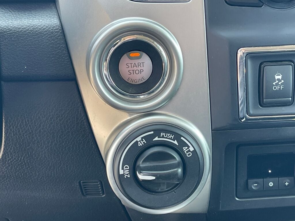 2020 Nissan Titan SL photo 15