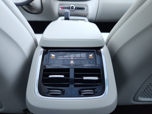 2024 Volvo XC90 Plus photo 32
