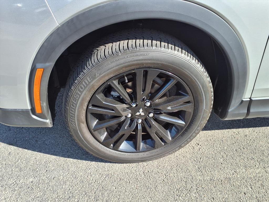 2023 Mitsubishi Eclipse Cross LE photo 8