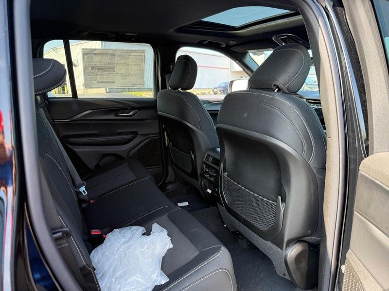 2025 Jeep Grand Cherokee Laredo X photo 4